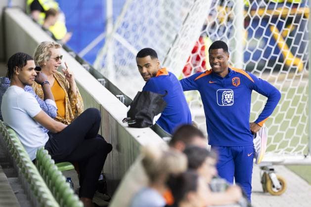 WOLFSBURG - Cody Gakpo and Denzel Dumfries (R) Brother and mother of Gakpo (left) during a training session of the Dutch national team, Nationalteam at the AOK Stadium on July 7, 2024 in Wolfsburg, Germany. The Dutch national team is preparing for the semi-finals of the European Football Championship in Germany against England. ANP KOEN VAN WEEL UEFA EURO, EM, Europameisterschaft,Fussball 2024 2024 xVIxANPxSportx xxANPxIVx 502982884 originalFilename: 502982884.jpg