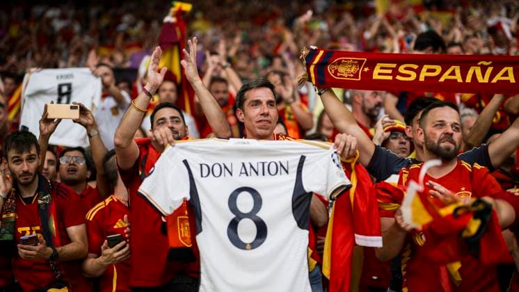 Spain v Germany - UEFA EURO, EM, Europameisterschaft,Fussball 2024 Fans of Spain pay tribute to Toni Kroos of Germany at the end of the UEFA EURO 2024 quarter-final football match between Spain and Germany. Stuttgart Germany Copyright: xNicolòxCampox