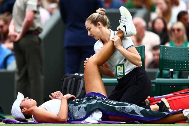 Madison Keys is treated by a medic before walking off court during her fourth round match Wimbledon Tennis Championships, Day 7, The All England Lawn Tennis and Croquet Club, London, UK - 07 Jul 2024  Copyright: xJamesxMarsh Shutterstockx 14575060az