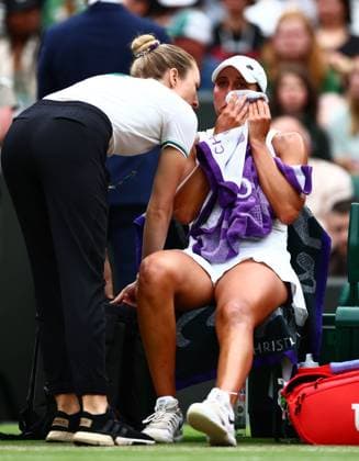 Madison Keys is treated by a medic before walking off court during her fourth round match Wimbledon Tennis Championships, Day 7, The All England Lawn Tennis and Croquet Club, London, UK - 07 Jul 2024  Copyright: xJamesxMarsh Shutterstockx 14575060bb