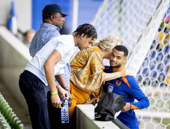 WOLFSBURG - Cody Gakpo with his parents during a training session of the Dutch national team, Nationalteam at the AOK Stadium on July 7, 2024 in Wolfsburg, Germany. The Dutch national team is preparing for the semi-finals of the European Football Championship in Germany against England. ANP KOEN VAN WEEL UEFA EURO, EM, Europameisterschaft,Fussball 2024 2024 xVIxANPxSportx xxANPxIVx 502987325 originalFilename: 502987325.jpg