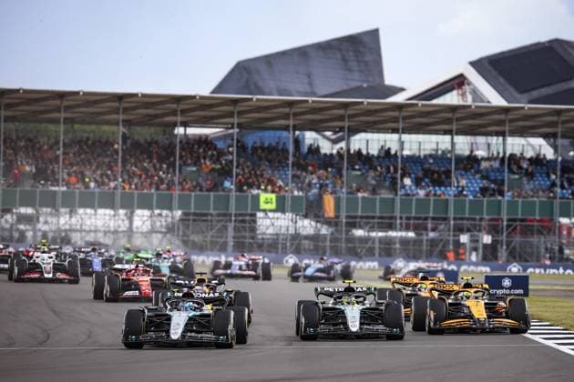 44 HAMILTON Lewis (gbr), Mercedes AMG F1 Team W15, 63 RUSSELL George (gbr), Mercedes AMG F1 Team W15, 04 NORRIS Lando (gbr), McLaren F1 Team MCL38, action, start of the race, depart, during the Formula 1 Qatar Airways British Grand Prix 2024, 12th round of the 2024 Formula One World Championship, WM, Weltmeisterschaft from July 5 to 7, 2024 on the Silverstone Circuit, in Silverstone, United Kingdom - F1 - BRITISH GRAND PRIX 2024 DPPI Panoramic 240707_R12_GRAN_BRETAGNA_DP_XB3_8467