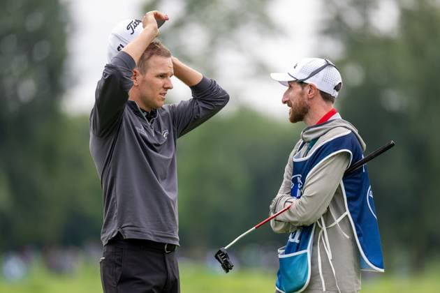 Jeremy Paul takes off his golf cap in conversation with his caddy, BMW International Open 2024, Golf, 07 07 2024 Munich Bavaria Germany Copyright: xkolbert-press UlrichxGamelx