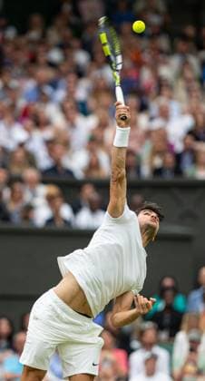 Tennis - Wimbledon Championship 2024 - Day 7 LONDON, ENGLAND - Sunday, July 7, 2024: Carlos Alcaraz (ESP) serves during the Gentlemen s Singles 4th Round match on Day Seven of The Championships Wimbledon 2024 at the All England Lawn Tennis and Croquet Club. (Photo by Kirsten Holst Propaganda) LONDON All England Lawn Tennis and Croq GREATER LONDON ENGLAND  Copyright: xKirstenxHolstx 2024-07-07-018-Wimbledon_Day_7