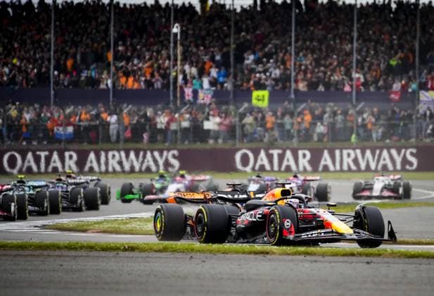 SILVERSTONE - Oscar Piastri (McLaren) and Max Verstappen (Red Bull Racing) in action during the British Grand Prix. ANP SANDER KONING xVIxANPxSportx xxANPxIVx 502989450 originalFilename: 502989450.jpg