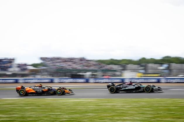 SILVERSTONE - Lando Norris (McLaren) and George Russell (Mercedes) in action during the British Grand Prix. ANP SANDER KONING xVIxANPxSportx xxANPxIVx 502990322 originalFilename: 502990322.jpg