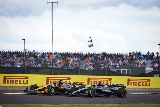 63 RUSSELL George (gbr), Mercedes AMG F1 Team W15, 81 PIASTRI Oscar (aus), McLaren F1 Team MCL38, action during the Formula 1 Qatar Airways British Grand Prix 2024, 12th round of the 2024 Formula One World Championship, WM, Weltmeisterschaft from July 5 to 7, 2024 on the Silverstone Circuit, in Silverstone, United Kingdom - F1 - BRITISH GRAND PRIX 2024 DPPI Panoramic 240707_R12_GRAN_BRETAGNA_DP_XB3_8849