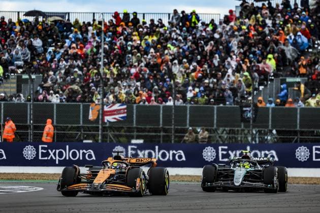 81 PIASTRI Oscar (aus), McLaren F1 Team MCL38, action during the Formula 1 Qatar Airways British Grand Prix 2024, 12th round of the 2024 Formula One World Championship, WM, Weltmeisterschaft from July 5 to 7, 2024 on the Silverstone Circuit, in Silverstone, United Kingdom - F1 - BRITISH GRAND PRIX 2024 DPPI Panoramic  240707_R12_GRAN_BRETAGNA_DP_FG001048