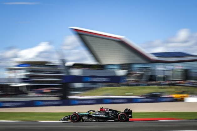 44 HAMILTON Lewis (gbr), Mercedes AMG F1 Team W15, action during the Formula 1 Qatar Airways British Grand Prix 2024, 12th round of the 2024 Formula One World Championship, WM, Weltmeisterschaft from July 5 to 7, 2024 on the Silverstone Circuit, in Silverstone, United Kingdom - F1 - BRITISH GRAND PRIX 2024 DPPI Panoramic  240707_R12_GRAN_BRETAGNA_DP_FG001358