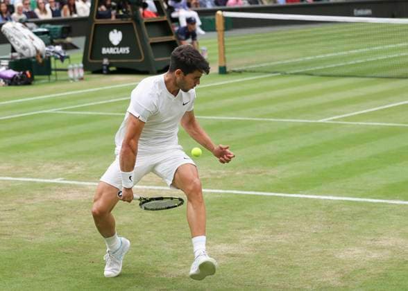 Carlos Alcaraz ESP plays a tweener Copyright: xJuergenxHasenkopfx
