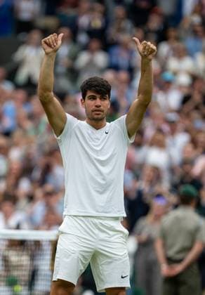 Tennis - Wimbledon Championship 2024 - Day 7 LONDON, ENGLAND - Sunday, July 7, 2024: Carlos Alcaraz (ESP) celebrates after the Gentlemen s Singles 4th Round match on Day Seven of The Championships Wimbledon 2024 at the All England Lawn Tennis and Croquet Club. (Photo by Kirsten Holst Propaganda) LONDON All England Lawn Tennis and Croq GREATER LONDON ENGLAND  Copyright: xKirstenxHolstx 2024-07-07-038-Wimbledon_Day_7