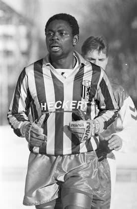 Archivbilder der Woche SPORT KW27 Ojokojo 22.11.1995, Chemnitz, Fußball, Ojokojo Otscho Torunarigha,Torunarigha war nach dem Mauerfall der erste afrikanische Profi in Ostdeutschland.War für den Chemnitzer FC und Borussia Neunkirchen höherklassig aktiv. Hier im Trikot vom Chemnitzer SV. *** Ojokojo 22 11 1995, Chemnitz, Football, Ojokojo Otscho Torunarigha,Torunarigha was the first African professional in East Germany after the fall of the Berlin Wall Was active at a higher level for Chemnitzer FC and Borussia Neunkirchen Here in the shirt of Chemnitzer SV