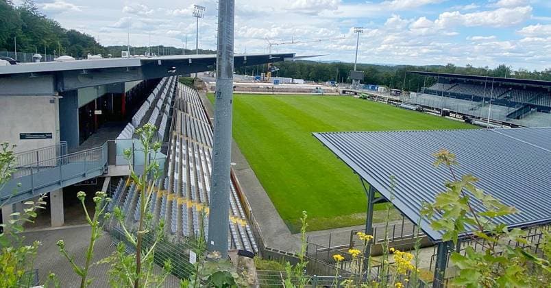 07 07 2024, xsnsx, Fußball 2 Bundesliga, SV Elversberg Stadionumbau emspor, v l construction progress in the Elversberg Ursapharm Arena, the guest block is being rebuilt DFL DFB REGULATIONS PROHIBIT ANY USE OF PHOTOGRAPHS as IMAGE SEQUENCES and or QUASI VIDEO Elversberg