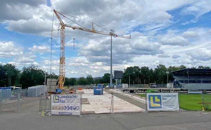 07 07 2024, xsnsx, Fußball 2 Bundesliga, SV Elversberg Stadionumbau emspor, v l construction progress in the Elversberg Ursapharm Arena, the guest block is being rebuilt DFL DFB REGULATIONS PROHIBIT ANY USE OF PHOTOGRAPHS as IMAGE SEQUENCES and or QUASI VIDEO Elversberg