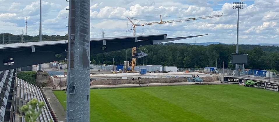 07 07 2024, xsnsx, Fußball 2 Bundesliga, SV Elversberg Stadionumbau emspor, v l construction progress in the Elversberg Ursapharm Arena, the guest block is being rebuilt DFL DFB REGULATIONS PROHIBIT ANY USE OF PHOTOGRAPHS as IMAGE SEQUENCES and or QUASI VIDEO Elversberg