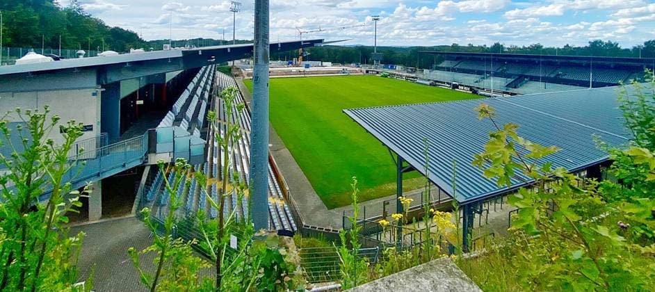 07 07 2024, xsnsx, Fußball 2 Bundesliga, SV Elversberg Stadionumbau emspor, v l construction progress in the Elversberg Ursapharm Arena, the guest block is being rebuilt DFL DFB REGULATIONS PROHIBIT ANY USE OF PHOTOGRAPHS as IMAGE SEQUENCES and or QUASI VIDEO Elversberg