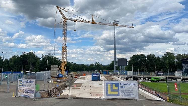 07 07 2024, xsnsx, Fußball 2 Bundesliga, SV Elversberg Stadionumbau emspor, v l construction progress in the Elversberg Ursapharm Arena, the guest block is being rebuilt DFL DFB REGULATIONS PROHIBIT ANY USE OF PHOTOGRAPHS as IMAGE SEQUENCES and or QUASI VIDEO Elversberg