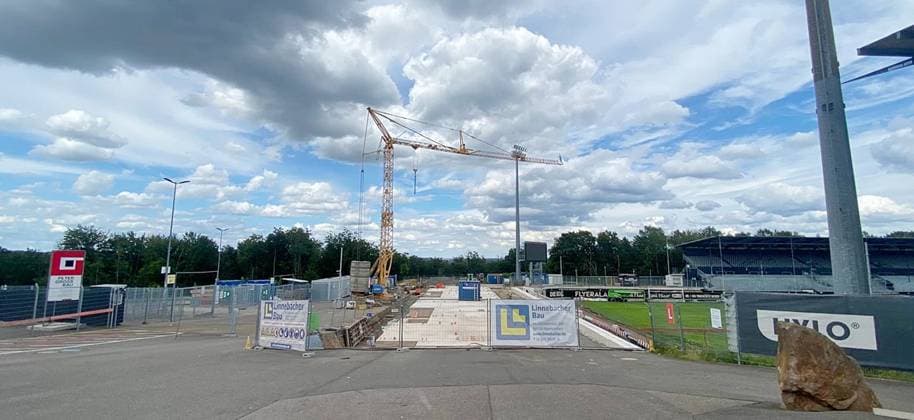 07 07 2024, xsnsx, Fußball 2 Bundesliga, SV Elversberg Stadionumbau emspor, v l construction progress in the Elversberg Ursapharm Arena, the guest block is being rebuilt DFL DFB REGULATIONS PROHIBIT ANY USE OF PHOTOGRAPHS as IMAGE SEQUENCES and or QUASI VIDEO Elversberg