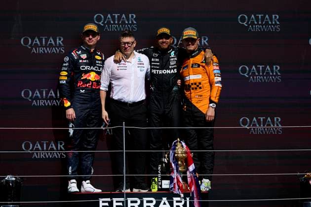 F1 Grand Prix of Great Britain Max Verstappen, Red Bull Racing, 2nd position, Peter Bonnington, Senior Race Engineer, Mercedes-AMG F1 Team, Sir Lewis Hamilton, Mercedes-AMG F1 Team, 1st position, and Lando Norris, McLaren F1 Team, 3rd position, on the podium during the F1 Grand Prix of Great Britain at Silverstone Circuit on July 7, 2024, in Northampton, England. Northampton Silverstone Circuit Northampton England RL_GPF1GB24_01373 Copyright: xRicardoxLarreinax