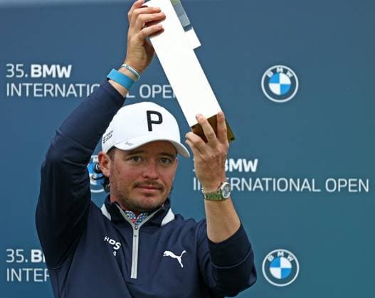 GOLF - BMW International Open 2024 MUNICH,GERMANY,07.JUL.24 - GOLF - DP World Tour, BMW International Open, GC Eichenried. Image shows Ewen Ferguson (SCO). Keywords: trophy.  GEPAxpictures xThomasxBachun
