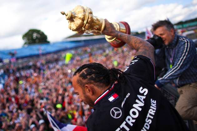 Sport Bilder des Tages HAMILTON Lewis (gbr), Mercedes AMG F1 Team W15, portrait celebration with the fans during the Formula 1 Qatar Airways British Grand Prix 2024, 12th round of the 2024 Formula One World Championship, WM, Weltmeisterschaft from July 5 to 7, 2024 on the Silverstone Circuit, in Silverstone, United Kingdom - F1 - BRITISH GRAND PRIX 2024 DPPI Panoramic  240707_R12_GRAN_BRETAGNA_DP_EA026996