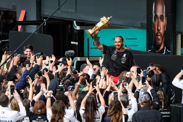 HAMILTON Lewis (gbr), Mercedes AMG F1 Team W15, celebrating victory, during the Formula 1 Qatar Airways British Grand Prix 2024, 12th round of the 2024 Formula One World Championship, WM, Weltmeisterschaft from July 5 to 7, 2024 on the Silverstone Circuit, in Silverstone, United Kingdom - F1 - BRITISH GRAND PRIX 2024 DPPI Panoramic  240707_R12_GRAN_BRETAGNA_DP_FG001664