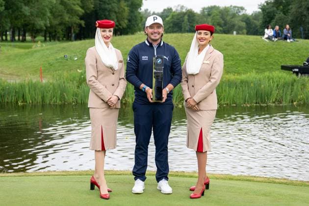 Ewen Ferguson presents the trophy with hostesses from Emirates, BMW International Open 2024, Golf, 07 07 2024 Munich Bavaria Germany Copyright: xkolbert-press UlrichxGamelx