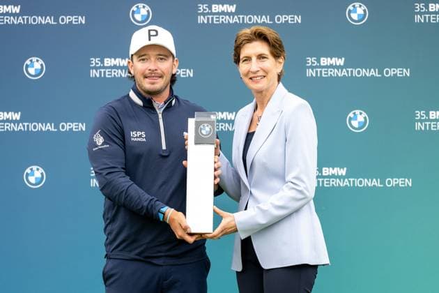 Ewen Ferguson presents the trophy with Mrs. Ilka Horstmeier, Member of the Board of Management of BMW AG, BMW International Open 2024, Golf, 07 07 2024 Munich Bavaria Germany Copyright: xkolbert-press UlrichxGamelx