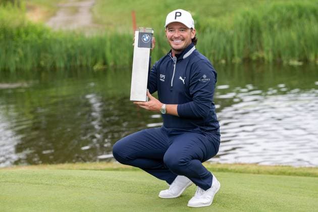 Ewen Ferguson presents the trophy, BMW International Open 2024, Golf, 07 07 2024 Munich Bavaria Germany Copyright: xkolbert-press UlrichxGamelx