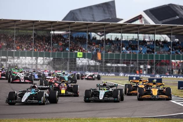 start of the race, depart, 63 RUSSELL George (gbr), Mercedes AMG F1 Team W15, action 44 HAMILTON Lewis (gbr), Mercedes AMG F1 Team W15, action 04 NORRIS Lando (gbr), McLaren F1 Team MCL38, action during the Formula 1 Qatar Airways British Grand Prix 2024, 12th round of the 2024 Formula One World Championship, WM, Weltmeisterschaft from July 5 to 7, 2024 on the Silverstone Circuit, in Silverstone, United Kingdom - F1 - BRITISH GRAND PRIX 2024 DPPI Panoramic 240707_R12_GRAN_BRETAGNA_DP_XB3_8468