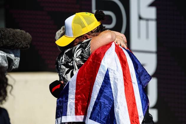 HAMILTON Lewis (gbr), Mercedes AMG F1 Team W15, portrait celebrates the victory with his mom Carmen Larbalestier during the Formula 1 Qatar Airways British Grand Prix 2024, 12th round of the 2024 Formula One World Championship, WM, Weltmeisterschaft from July 5 to 7, 2024 on the Silverstone Circuit, in Silverstone, United Kingdom - F1 - BRITISH GRAND PRIX 2024 DPPI Panoramic  240707_R12_GRAN_BRETAGNA_DP_XB3_9369