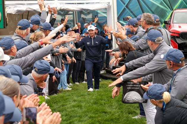Winner of the 35 BMW International Open, Ewen Ferguson SCO walks through the crowd of golf helpers, BMW International Open 2024, Golf, DP World Tour, Men, Final, 07 07 2024 Moosinning Bavaria Germany Copyright: xkolbert-press ChristianxKolbertx