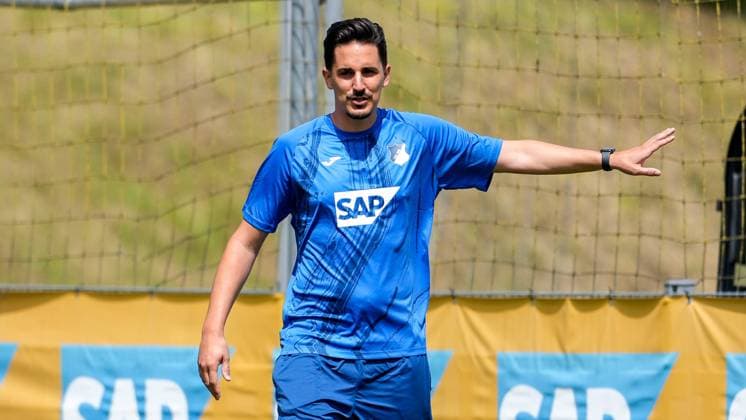 Benjamin Hübner Co Trainer, Hoffenheim , gives instructions, gestures, gesticulates with arms, single image, single photo, action, action, 07 07 2024, Zuzenhausen Germany , Football, Bundesliga, Training kick-off TSG 1899 Hoffenheim, 07 07 2024, Zuzenhausen Germany , Football, Bundesliga, Training kick-off TSG 1899 Hoffenheim, DFB DFL REGULATIONS PROHIBIT ANY USE OF PHOTOGRAPHS AS IMAGE SEQUENCES AND OR QUASI VIDEO xozx