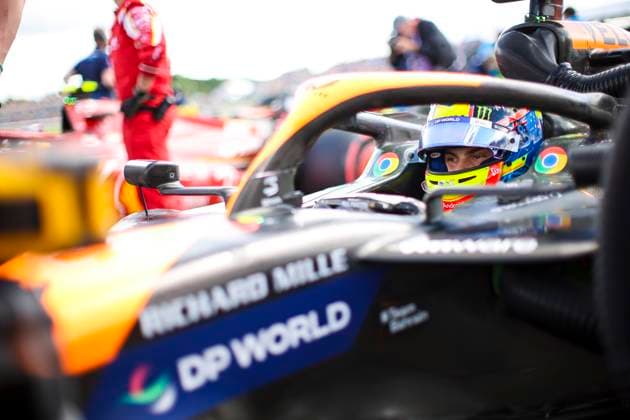 PIASTRI Oscar (aus), McLaren F1 Team MCL38, portrait during the Formula 1 Qatar Airways British Grand Prix 2024, 12th round of the 2024 Formula One World Championship, WM, Weltmeisterschaft from July 5 to 7, 2024 on the Silverstone Circuit, in Silverstone, United Kingdom - FORMULE 1 : Grand Prix de Grande Bretagne - Course - Silverstone - 07 07 2024 FORMULE 1 : Grand Prix de Grande Bretagne - Course - Silverstone - 07 07 2024 DPPI Panoramic  240707_R12_GRAN_BRETAGNA_DP_EA025075