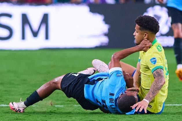 RECORD DATE NOT STATED Copa America USA 2024 Uruguay vs Brazil - Quarter-final Nicolas de la Cruz (L) of Brazil fights f the ball with Joao Gome during the CONMEBOL Copa America 2024 Quarter-final match between Uruguay and Brazil, at Allegiant Stadium, on July 06, 2024 in Las Vegas, Nevada, United States. LAS VEGAS NEVADA UNITED STATES  Copyright: xJONATHANxDUENASx 20240706212013_CA_QF_2024_URU_BRA_DELCRUZ189