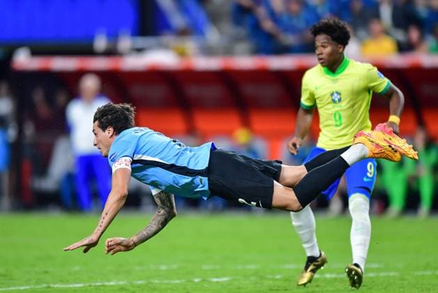 RECORD DATE NOT STATED Copa America USA 2024 Uruguay vs Brazil - Quarter-final Jose Maria Gimenez (L) of Uruguay fights for the ball with Endrick Felipe (R) of Brazil during the CONMEBOL Copa America 2024 Quarter-final match between Uruguay and Brazil, at Allegiant Stadium, on July 06, 2024 in Las Vegas, Nevada, United States. LAS VEGAS NEVADA UNITED STATES  Copyright: xIsaacxOrtizx 20240706214028_CA_QF_2024_URU_BRA_GIMENEZ220