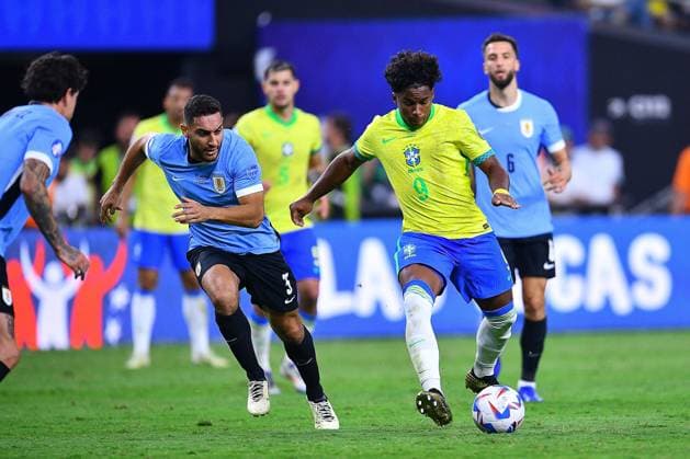 RECORD DATE NOT STATED Copa America USA 2024 Uruguay (4p) 0-0 (2p) Brazil - Quarter-final Sebastian Caceres (L) of Uruguay fights for the ball with Endrick Felipe (R) of Brazil during the CONMEBOL Copa America 2024 Quarter-final match between Uruguay and Brazil, at Allegiant Stadium, on July 06, 2024 in Las Vegas, Nevada, United States. LAS VEGAS NEVADA UNITED STATES  Copyright: xAdrianxMaciasx 20240706215729_CA_QF_2024_URU_BRA_ENDRICK246