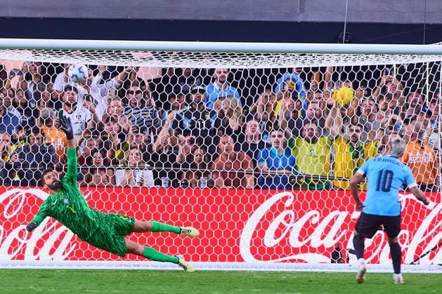RECORD DATE NOT STATED Copa America USA 2024 Uruguay (4p) 0-0 (2p) Brazil - Quarter-final Alisson Becker of Brazil and Giorgian de Arrascaeta of Uruguay during the CONMEBOL Copa America 2024 Quarter-final match between Uruguay and Brazil, at Allegiant Stadium, on July 06, 2024 in Las Vegas, Nevada, United States. LAS VEGAS NEVADA UNITED STATES  Copyright: xJONATHANxDUENASx 20240706220448_CA_QF_2024_URU_BRA_BECKER266