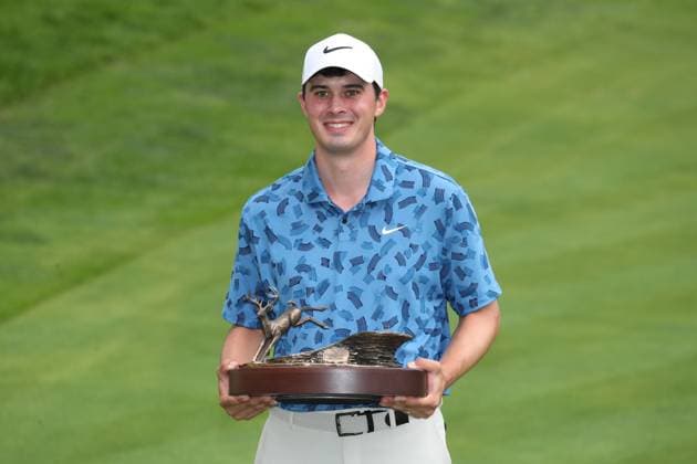 SILVIS, IL - JULiY 07: PGA, Golf Herren golfer Davis Thompson poses with the trophy after winning the John Deere Classic on July 7,2024, at the TPC Deere Run in Silvis, Illinois. (Photo by Brian Spurlock Icon Sportswire) GOLF: JUL 07 PGA John Deere Classic EDITORIAL USE ONLY Icon24070746