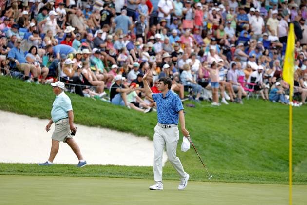 SILVIS, IL - JULiY 07: PGA, Golf Herren golfer Davis Thompson waves to the fans on the 18th hole during the John Deere Classic on July 7,2024, at the TPC Deere Run in Silvis, Illinois. (Photo by Brian Spurlock Icon Sportswire) GOLF: JUL 07 PGA John Deere Classic EDITORIAL USE ONLY Icon24070776