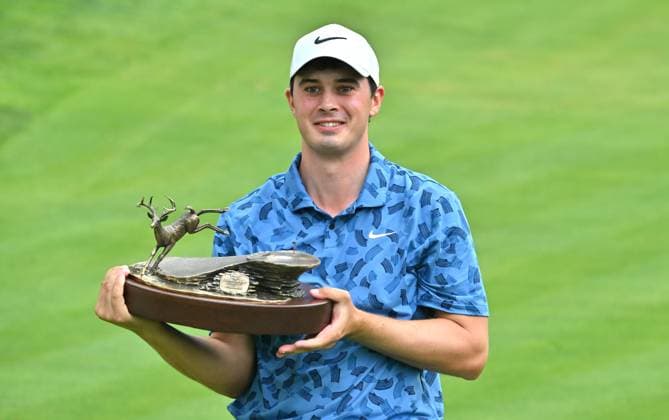 SILVIS, IL - JULY 07: Golfer Davis Thompson holds the championship trophy after winning the John Deere Golf PGA, Golf Herren Classic on July 07, 2024, at TPC Deere Run, Silvis IL. (Photo by Keith Gillett Icon Sportswire) GOLF: JUL 07 PGA John Deere Classic EDITORIAL USE ONLY Icon24070701