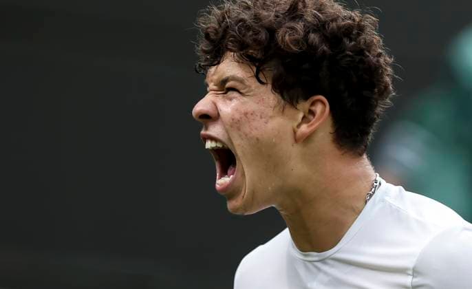 Sport Bilder des Tages (240708) -- LONDON, July 8, 2024 -- Ben Shelton celebrates scoring during the men s singles 4th round match between Jannik Sinner of Italy and Ben Shelton of the United States at Wimbledon tennis Championship in London, Britain, on July 7, 2024. ) (SP)BRITAIN-LONDON-TENNIS-WIMBLEDON-DAY 7 HanxYan 