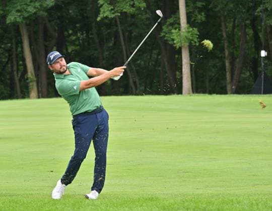 SILVIS, IL - JULY 07: Golfer Andrew Novak hits his approach shot on the 6 fairway during the final round of the John Deere Golf PGA, Golf Herren Classic on July 07, 2024, at TPC Deere Run, Silvis IL. (Photo by Keith Gillett Icon Sportswire) GOLF: JUL 07 PGA John Deere Classic EDITORIAL USE ONLY Icon24070734