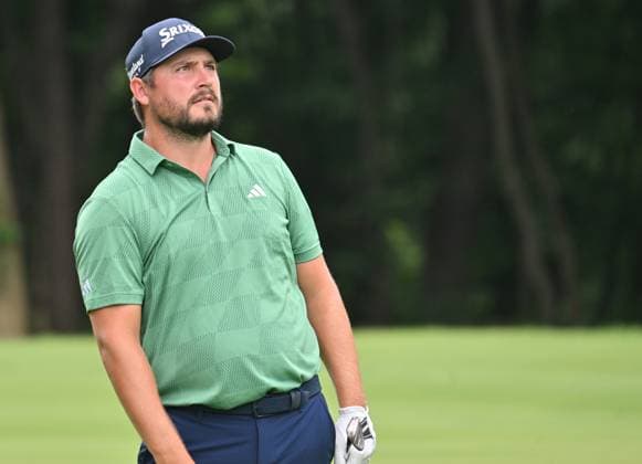 SILVIS, IL - JULY 07: Golfer Andrew Novak reacts after hitting his approach shot on the 6 fairway during the final round of the John Deere Golf PGA, Golf Herren Classic on July 07, 2024, at TPC Deere Run, Silvis IL. (Photo by Keith Gillett Icon Sportswire) GOLF: JUL 07 PGA John Deere Classic EDITORIAL USE ONLY Icon24070735