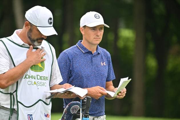 SILVIS, IL - JULY 07: Golfer Jordan Spieth and his caddie look over their notes before playing the 6 hole during the final round of the John Deere Golf PGA, Golf Herren Classic on July 07, 2024, at TPC Deere Run, Silvis IL. (Photo by Keith Gillett Icon Sportswire) GOLF: JUL 07 PGA John Deere Classic EDITORIAL USE ONLY Icon24070749