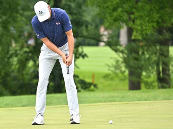 SILVIS, IL - JULY 07: Golfer Jordan Spieth putts on the 6 green during the final round of the John Deere Golf PGA, Golf Herren Classic on July 07, 2024, at TPC Deere Run, Silvis IL. (Photo by Keith Gillett Icon Sportswire) GOLF: JUL 07 PGA John Deere Classic EDITORIAL USE ONLY Icon24070756