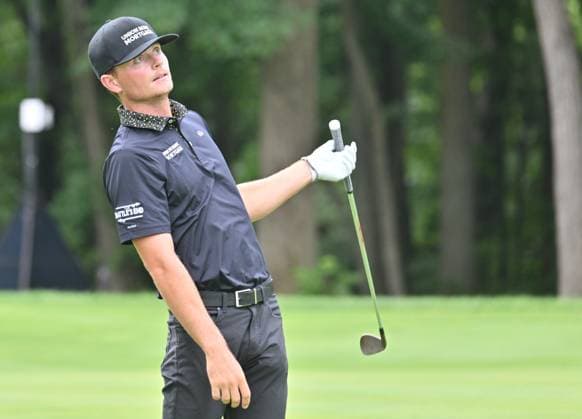SILVIS, IL - JULY 07: 6 fairway Amateur golfer Luke Clanton reacts after hitting his approach shot on the during the final round of the John Deere Golf PGA, Golf Herren Classic on July 07, 2024, at TPC Deere Run, Silvis IL. (Photo by Keith Gillett Icon Sportswire) GOLF: JUL 07 PGA John Deere Classic EDITORIAL USE ONLY Icon24070759