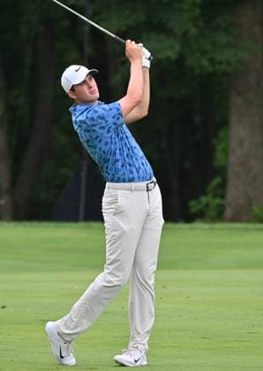 SILVIS, IL - JULY 07: Golfer Davis Thompson hits his approach shot on the 6 fairway during the final round of the John Deere Golf PGA, Golf Herren Classic on July 07, 2024, at TPC Deere Run, Silvis IL. (Photo by Keith Gillett Icon Sportswire) GOLF: JUL 07 PGA John Deere Classic EDITORIAL USE ONLY Icon24070768