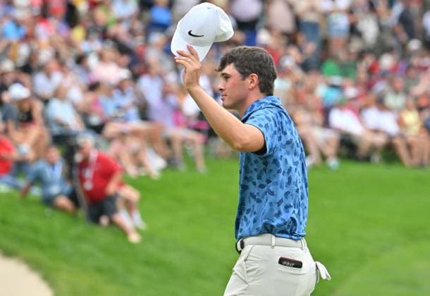 SILVIS, IL - JULY 07: Golfer Davis Thompson salutes the crowd after winning the John Deere Golf PGA, Golf Herren Classic on July 07, 2024, at TPC Deere Run, Silvis IL. (Photo by Keith Gillett Icon Sportswire) GOLF: JUL 07 PGA John Deere Classic EDITORIAL USE ONLY Icon24070777
