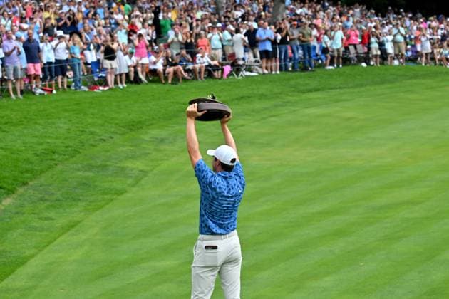 SILVIS, IL - JULY 07: Golfer Davis Thompson holds up the championship trophy for the crowd to see after winning the John Deere Golf PGA, Golf Herren Classic on July 07, 2024, at TPC Deere Run, Silvis IL. (Photo by Keith Gillett Icon Sportswire) GOLF: JUL 07 PGA John Deere Classic EDITORIAL USE ONLY Icon24070782